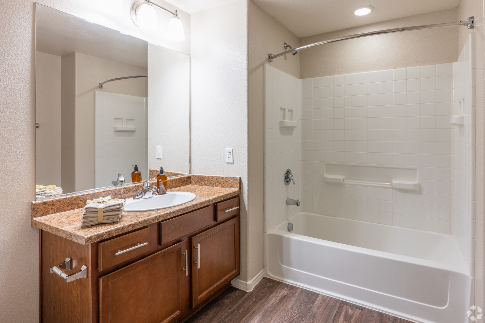 Inspirado Residences, apartment bathroom different angle